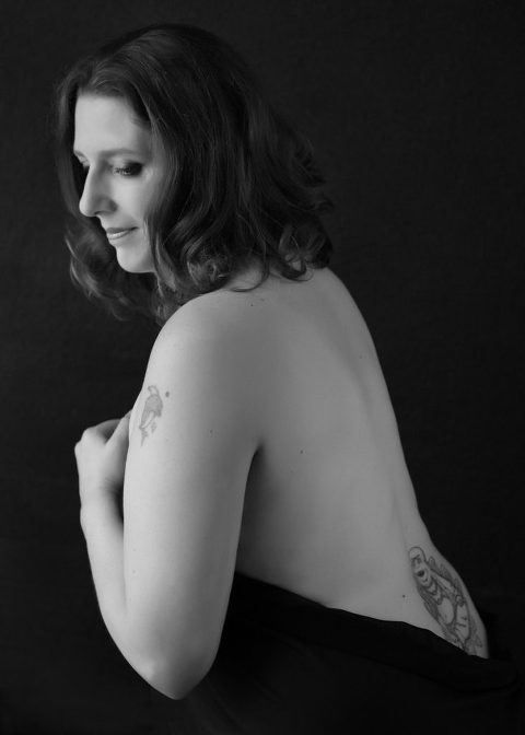 boudoir photo session bare back curvy